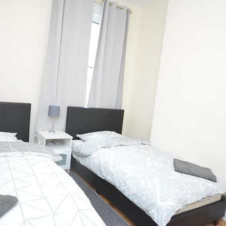 Cheerful 4 Bedroom House In Greater ロンドン エクステリア 写真