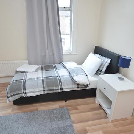 Cheerful 4 Bedroom House In Greater ロンドン エクステリア 写真