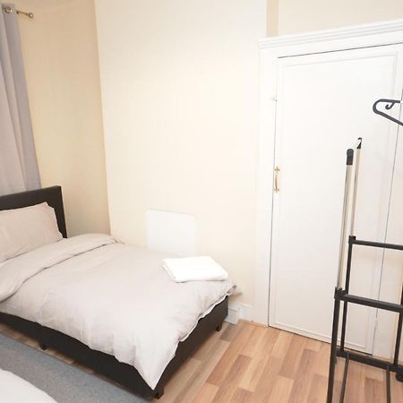 Cheerful 4 Bedroom House In Greater ロンドン エクステリア 写真
