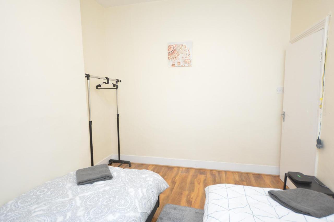 Cheerful 4 Bedroom House In Greater ロンドン エクステリア 写真