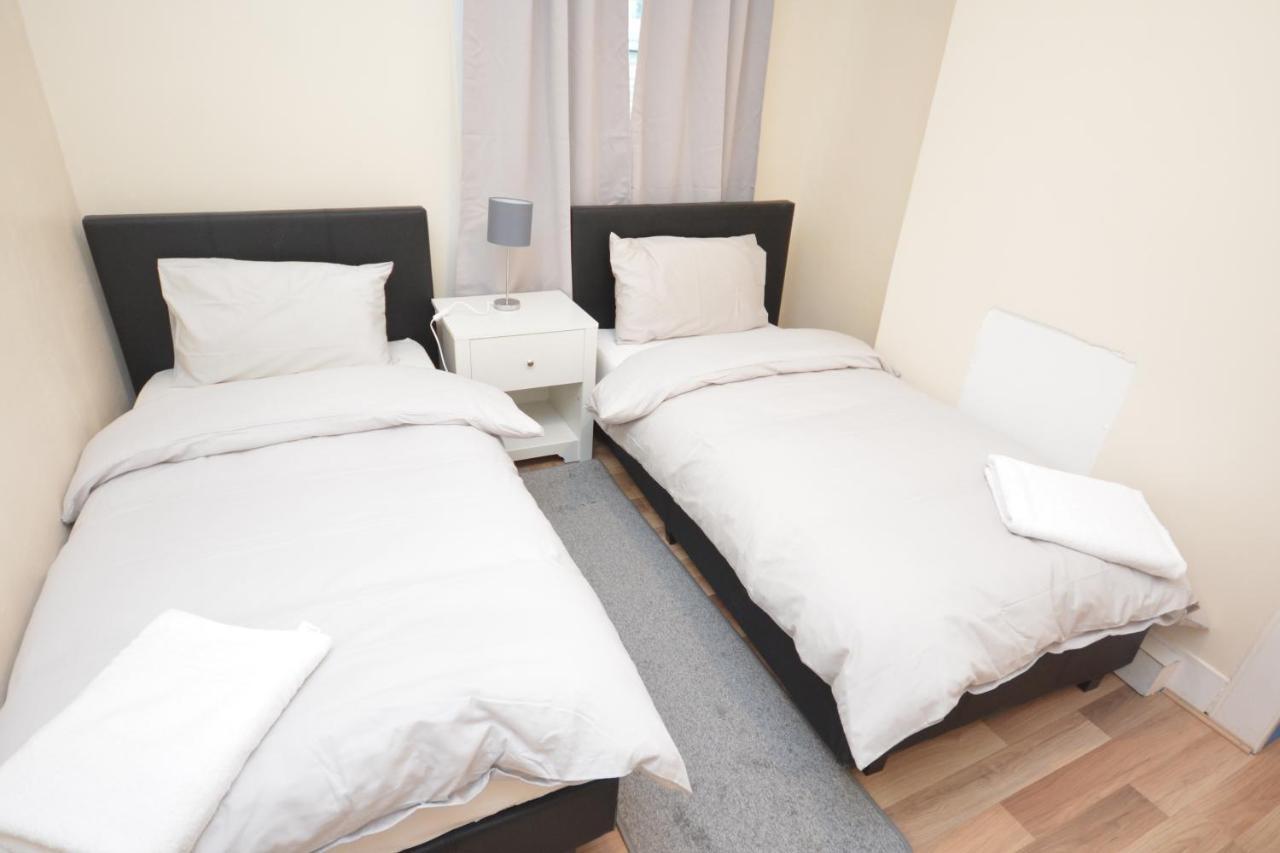 Cheerful 4 Bedroom House In Greater ロンドン エクステリア 写真