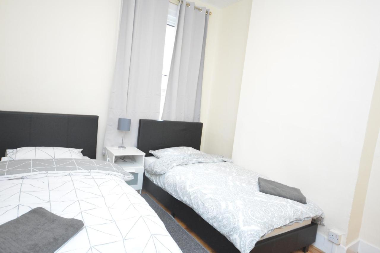 Cheerful 4 Bedroom House In Greater ロンドン エクステリア 写真