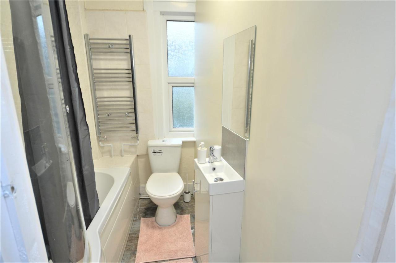 Cheerful 4 Bedroom House In Greater ロンドン エクステリア 写真