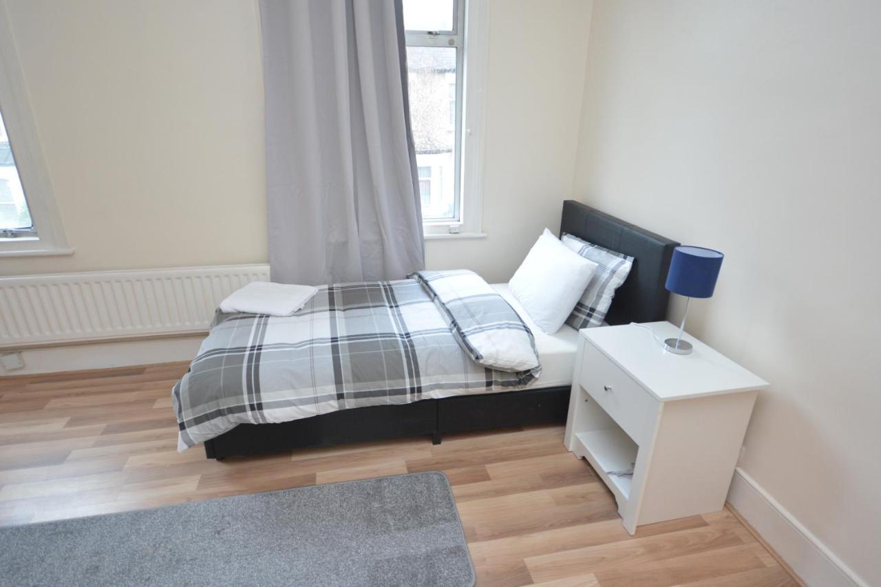 Cheerful 4 Bedroom House In Greater ロンドン エクステリア 写真