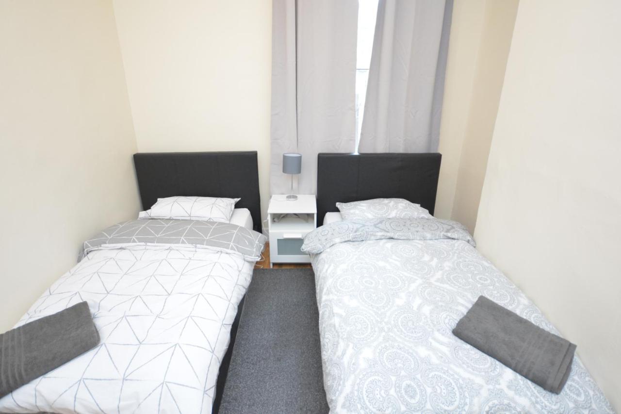 Cheerful 4 Bedroom House In Greater ロンドン エクステリア 写真