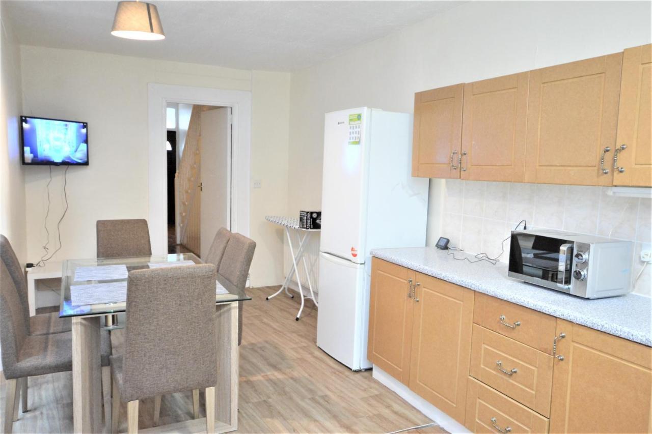 Cheerful 4 Bedroom House In Greater ロンドン エクステリア 写真