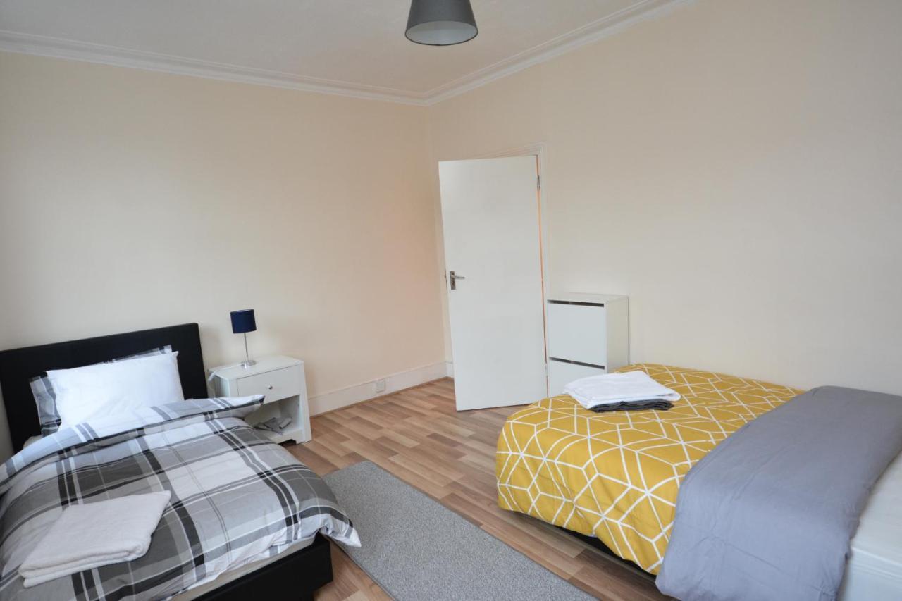 Cheerful 4 Bedroom House In Greater ロンドン エクステリア 写真