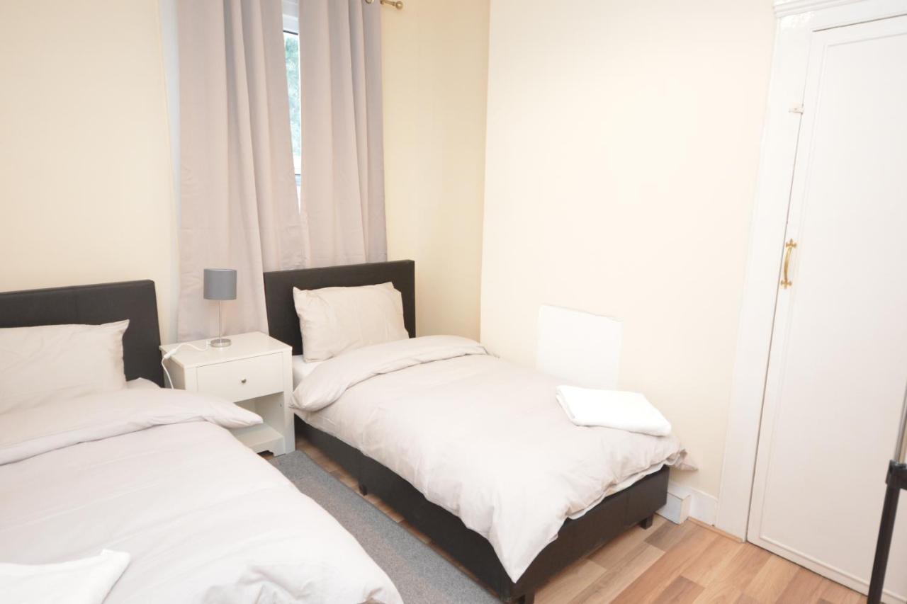 Cheerful 4 Bedroom House In Greater ロンドン エクステリア 写真