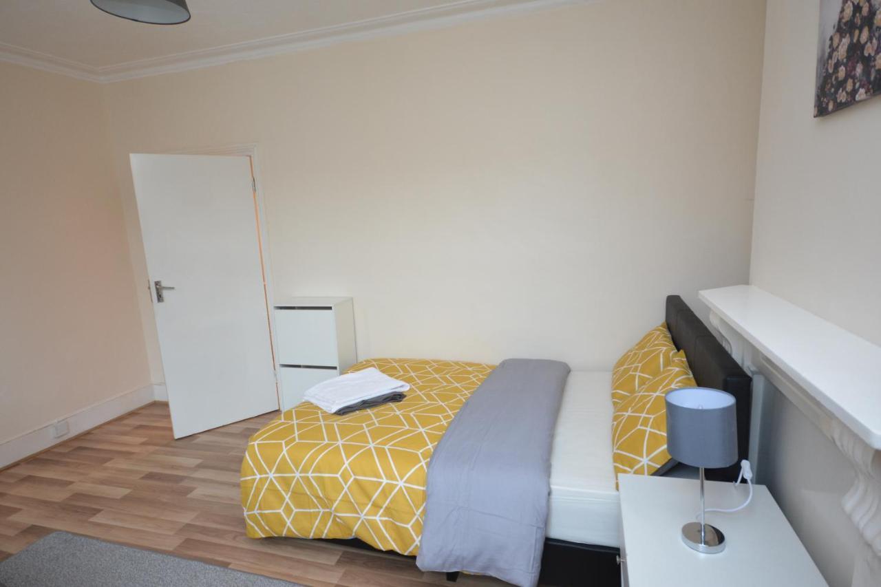 Cheerful 4 Bedroom House In Greater ロンドン エクステリア 写真