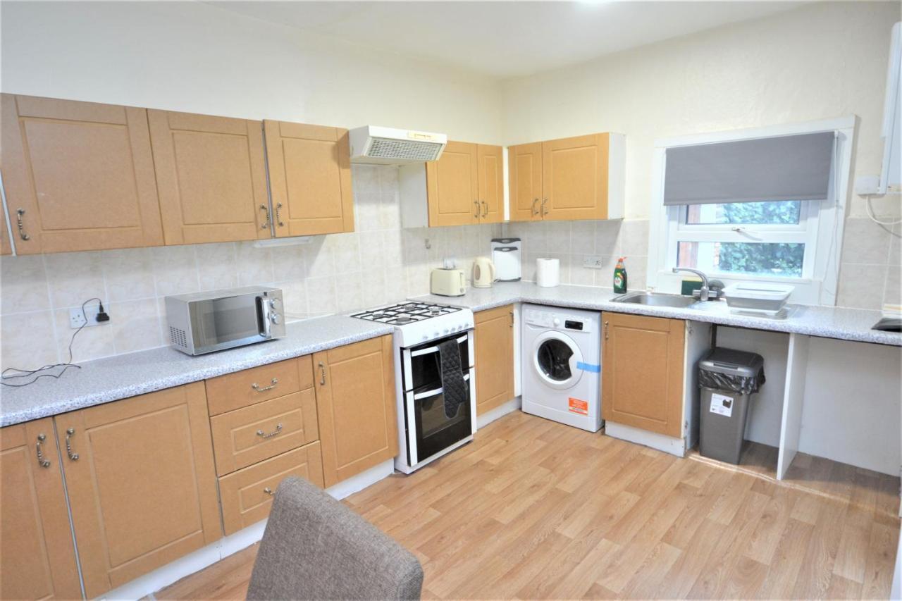 Cheerful 4 Bedroom House In Greater ロンドン エクステリア 写真