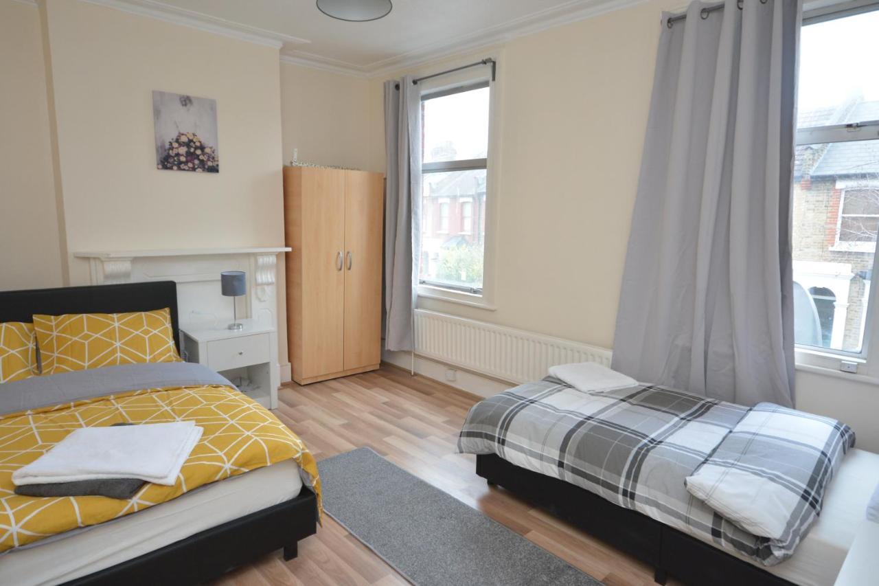 Cheerful 4 Bedroom House In Greater ロンドン エクステリア 写真
