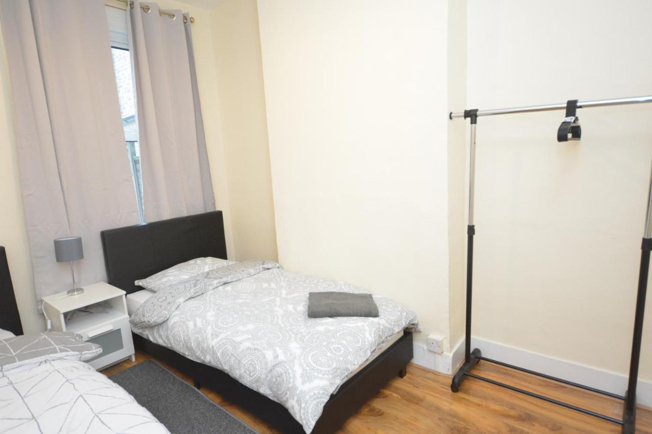 Cheerful 4 Bedroom House In Greater ロンドン エクステリア 写真