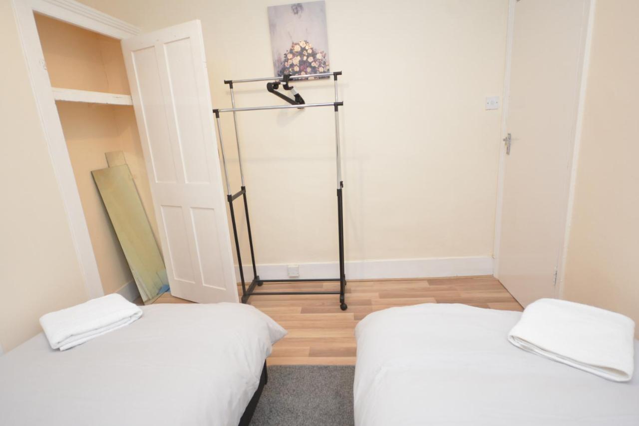 Cheerful 4 Bedroom House In Greater ロンドン エクステリア 写真