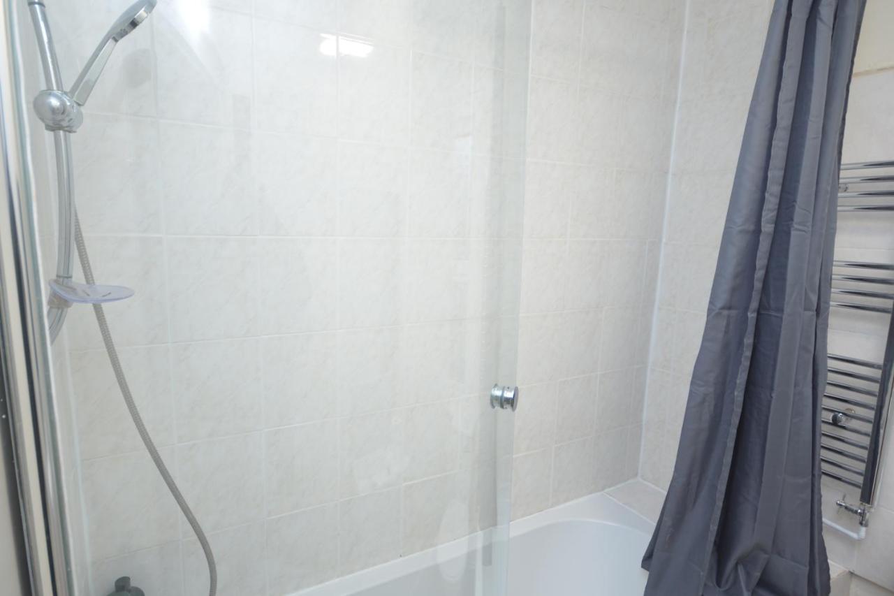 Cheerful 4 Bedroom House In Greater ロンドン エクステリア 写真