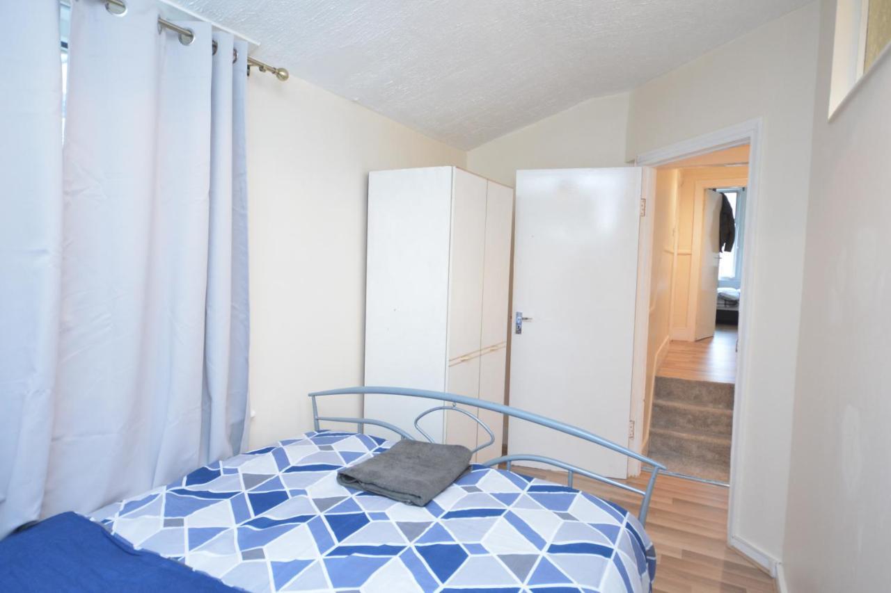 Cheerful 4 Bedroom House In Greater ロンドン エクステリア 写真