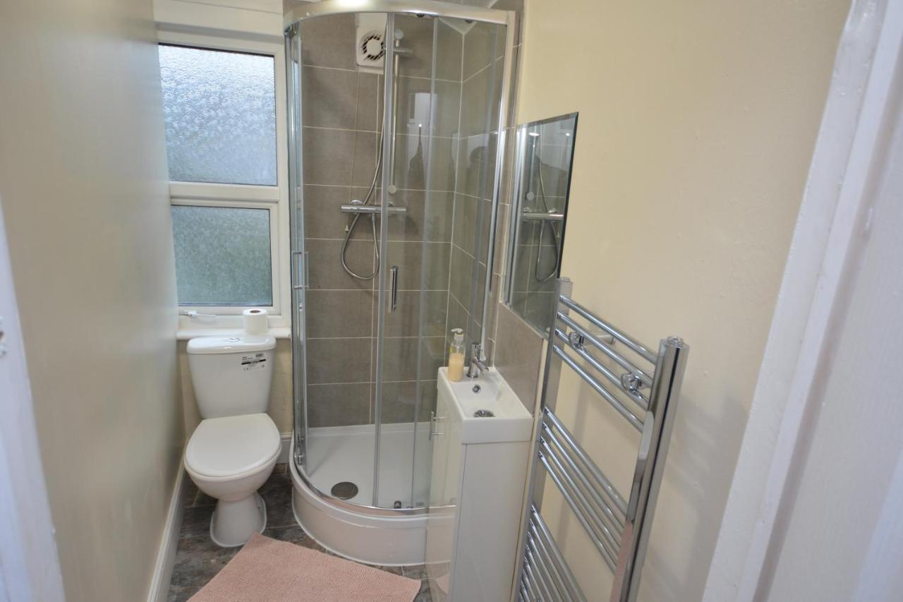Cheerful 4 Bedroom House In Greater ロンドン エクステリア 写真