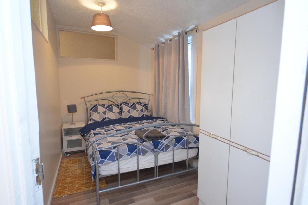 Cheerful 4 Bedroom House In Greater ロンドン エクステリア 写真