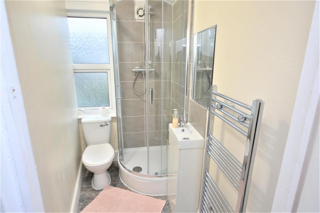 Cheerful 4 Bedroom House In Greater ロンドン エクステリア 写真
