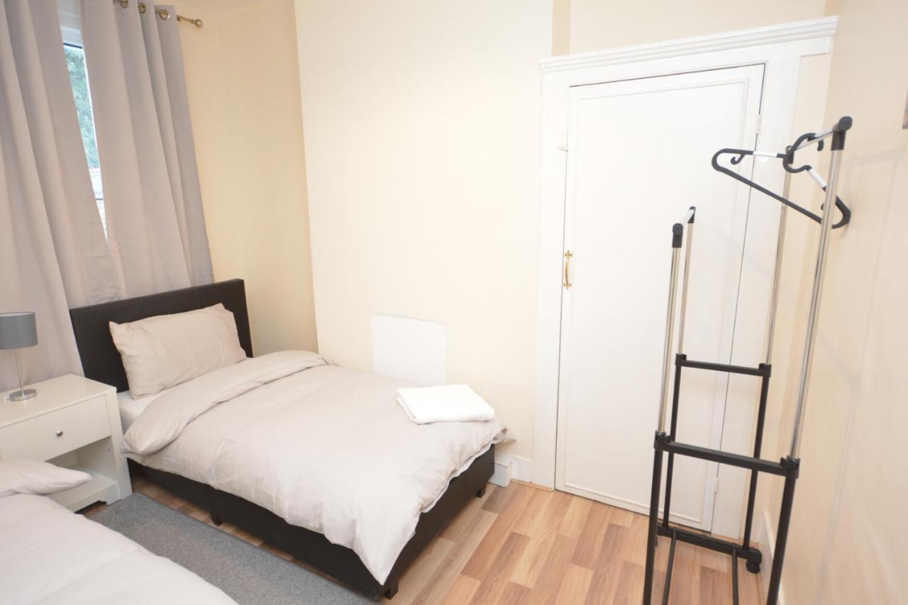 Cheerful 4 Bedroom House In Greater ロンドン エクステリア 写真