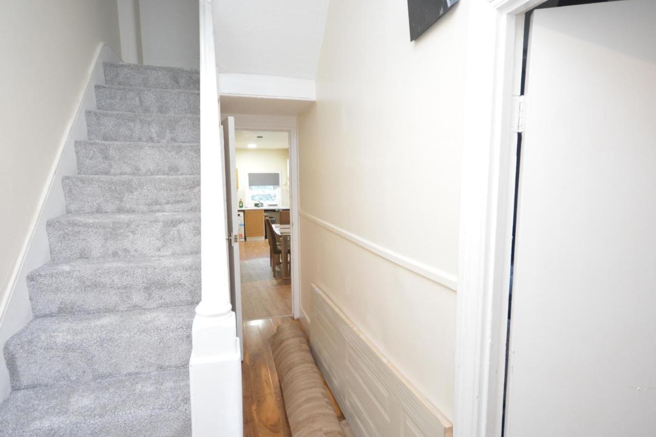 Cheerful 4 Bedroom House In Greater ロンドン エクステリア 写真