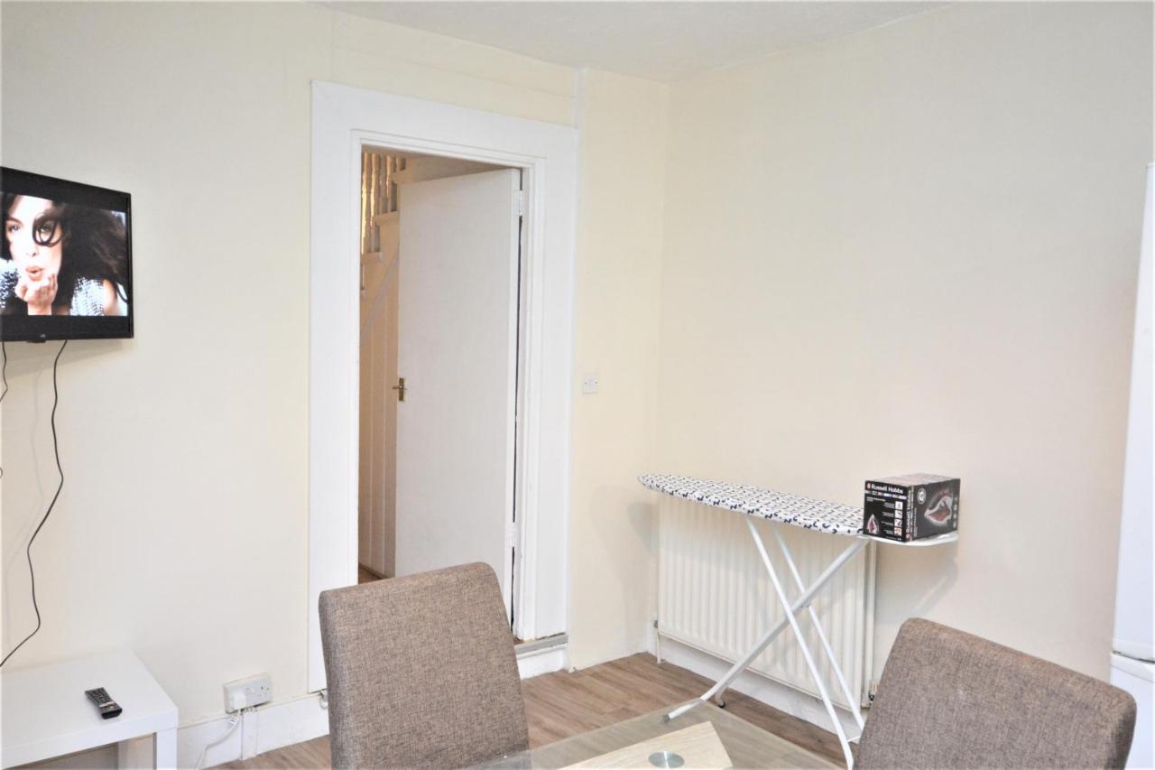 Cheerful 4 Bedroom House In Greater ロンドン エクステリア 写真
