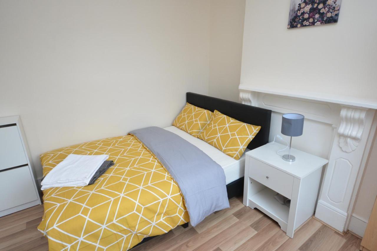 Cheerful 4 Bedroom House In Greater ロンドン エクステリア 写真