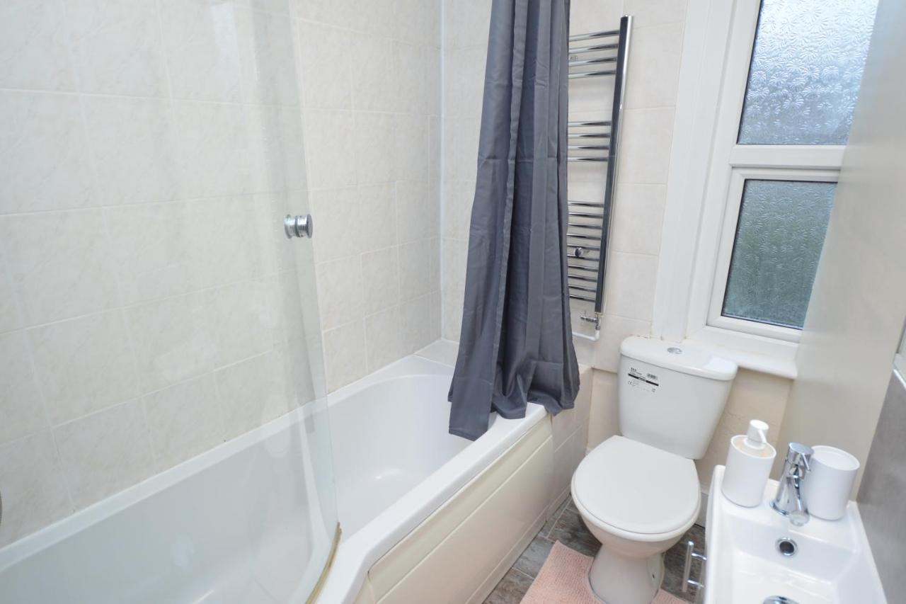 Cheerful 4 Bedroom House In Greater ロンドン エクステリア 写真