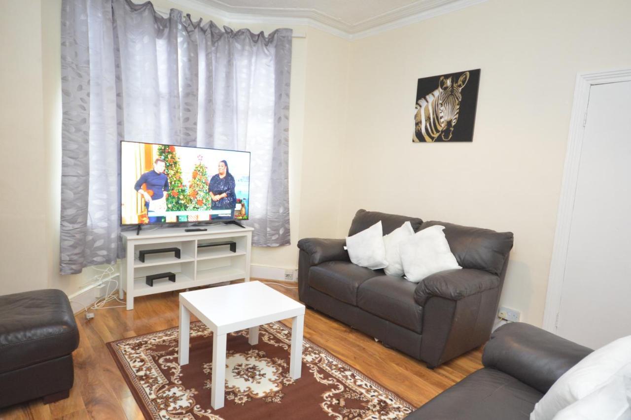 Cheerful 4 Bedroom House In Greater ロンドン エクステリア 写真