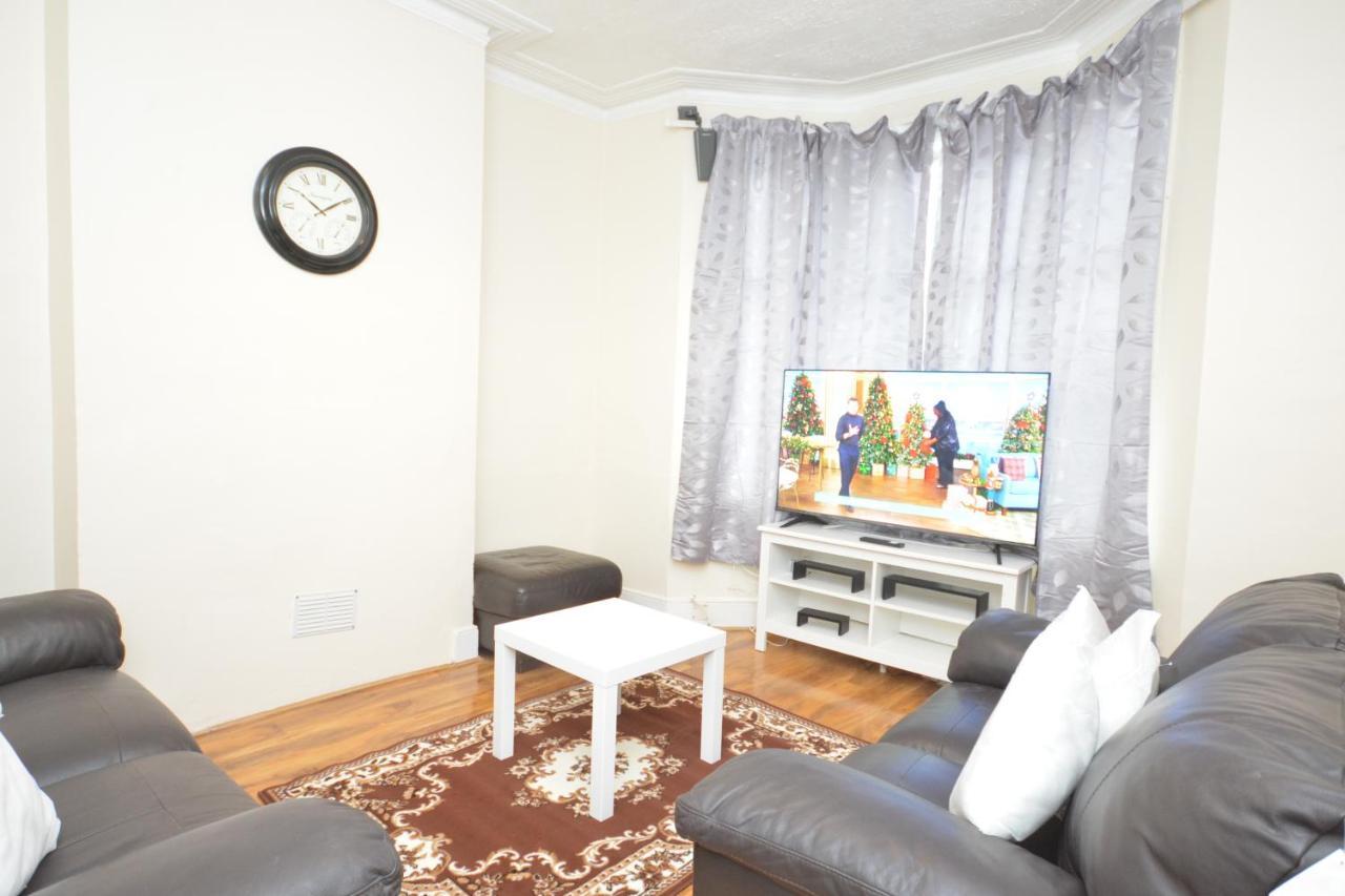 Cheerful 4 Bedroom House In Greater ロンドン エクステリア 写真
