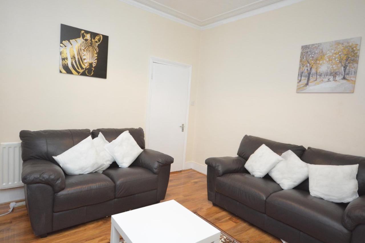 Cheerful 4 Bedroom House In Greater ロンドン エクステリア 写真