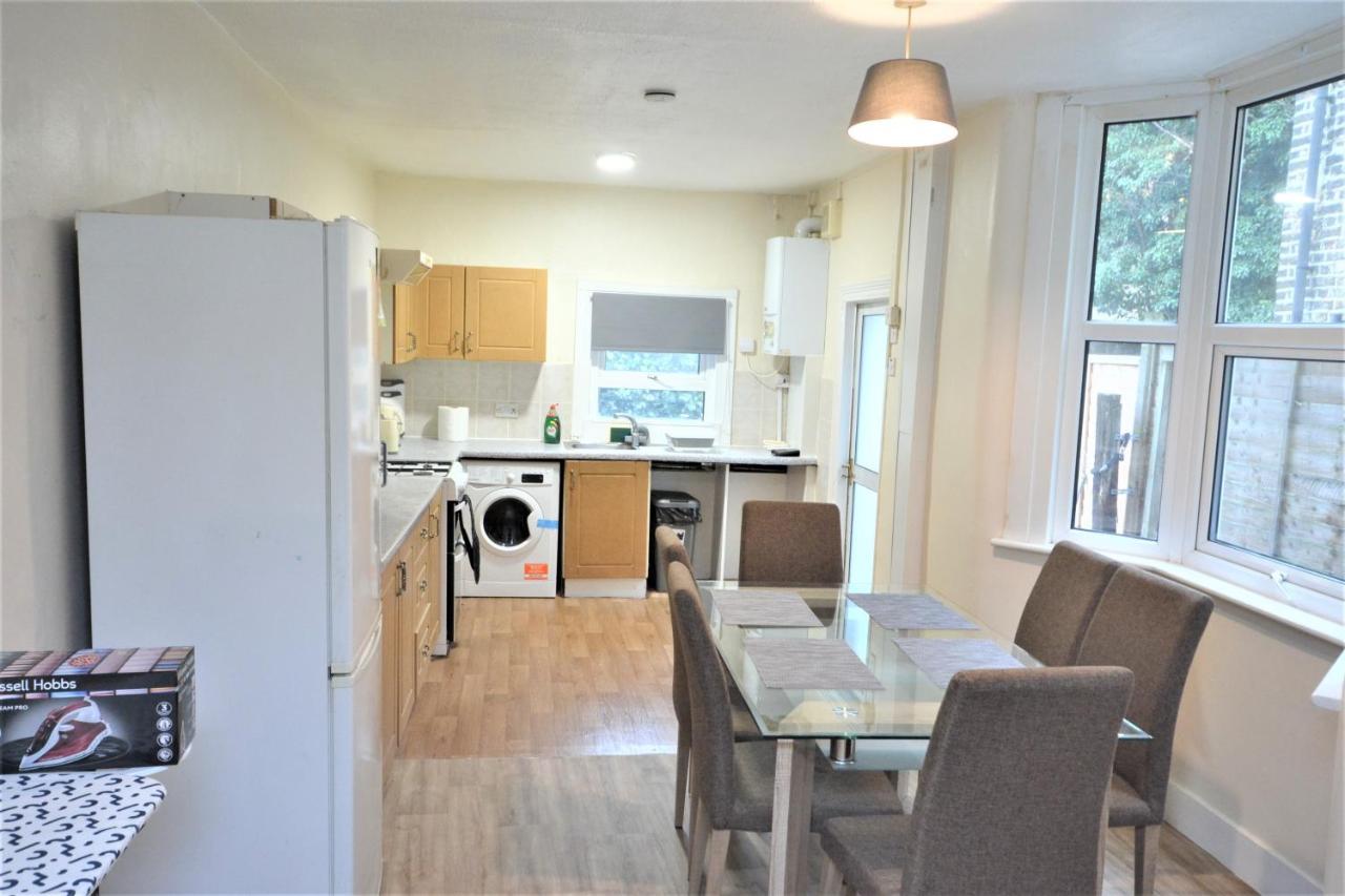 Cheerful 4 Bedroom House In Greater ロンドン エクステリア 写真